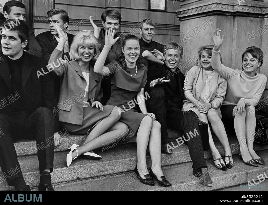 STOCKHOLM 1964-06-14. De tio elever som har blivit antagna till Statens skola gör scenisk utbildning "Dramatens elevskola" i Stockholm 14:e juni 1964. Övre raden fr. v: Urban Sahlin, Bo Lööf, Stig-Erik Hammar och Axel Segerström. Nedre raden fr. v: Jan Nyman, Ingrid Boström, Irene Lindh, Rolf Skoglund, Lena Nyman och Marie Göranzon.. Foto: Sam Stadener / DN / SCANPIX / Kod: 55. **OUT SvD**.
