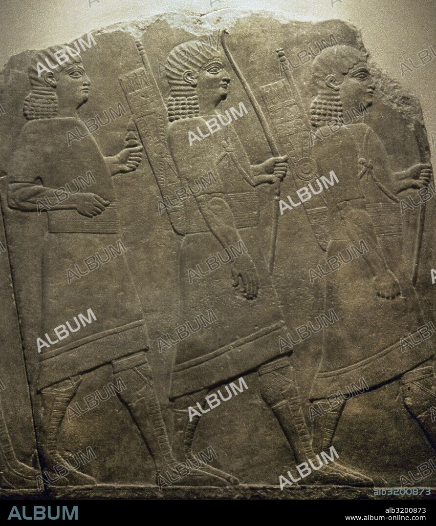 ARTE ASIRIO. ARQUEROS DE LA GUARDIA DEL REY. Relieve procedente del Palacio de Asurbanipal. Datado en el siglo VII a. C. Nínive. Museo del Louvre. París. Francia.