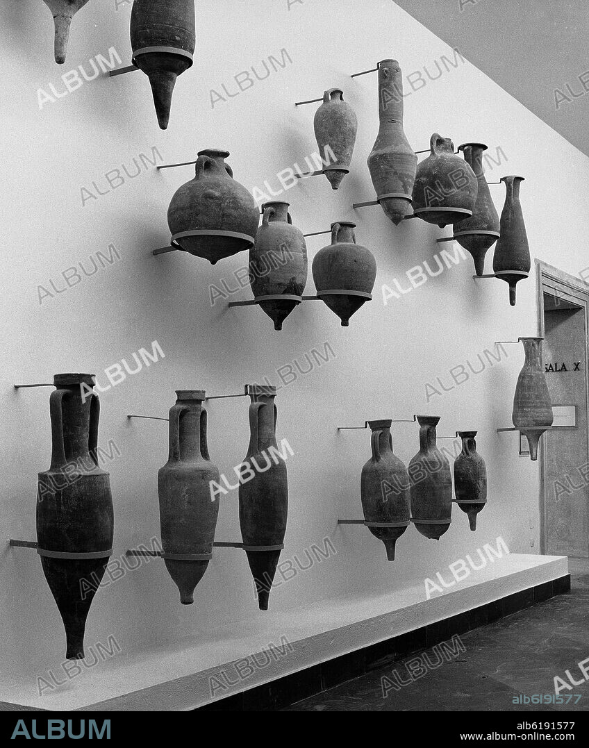 ANFORAS ROMANAS - FOTOGRAFIA EN BLANCO Y NEGRO - AÑOS 60.