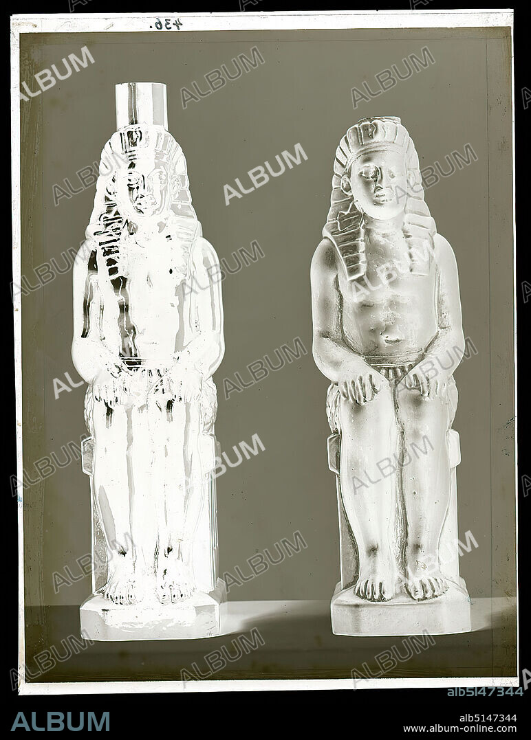 Wilhelm Weimar, bottle in the shape of a pharaoh and vessel, glass negative, black and white negative process, total: height: 23.8 cm; width: 17.8 cm, numbered: o. : in black ink: 436, Egyptian gods, demigods, heroes, seated figure, man, headgear, set table/tableware, table decoration, work of applied art (glass), Container (glass): bottle, vessel, vase.