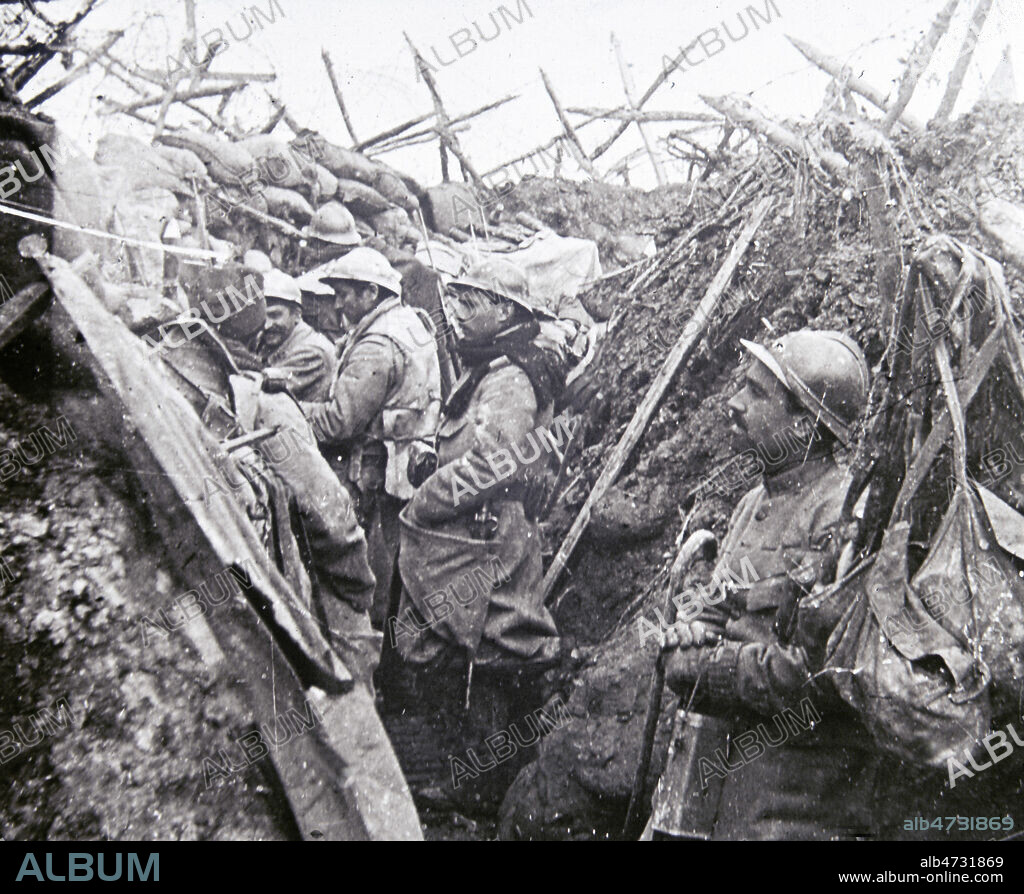 Ville-sur-Tourbe (Champagne) avant l'assaut. Le soldat au premier plan a droite porte une boite de masque a gaz M2 distribuee en 1916. Vue stereoscopique de la guerre 14-18. Credit : Jean Vigne/KHARBINE-TAPABOR.