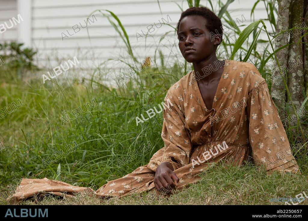 LUPITA NYONG'O en 12 AÑOS DE ESCLAVITUD, 2013 (12 YEARS A SLAVE), dirigida por STEVE MCQUEEN. Copyright REGENCY ENTERPRISES.