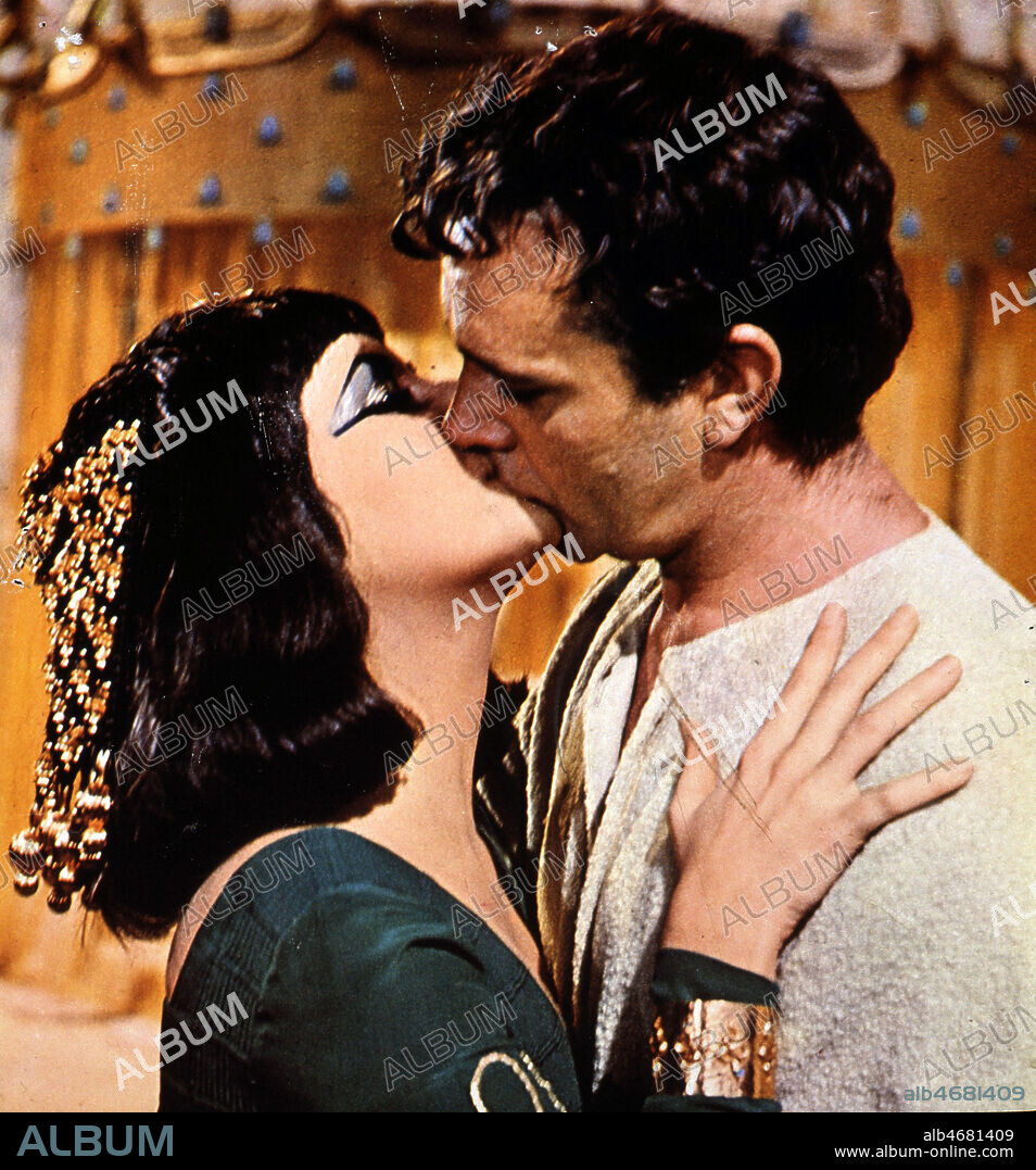Photographie du film 'Cleopatre' realise par Joseph MANKIEWICZ en 1963. Elisabeth TAYLOR embrassant Richard BURTON. Credit : Collection KHARBINE-TAPABOR.