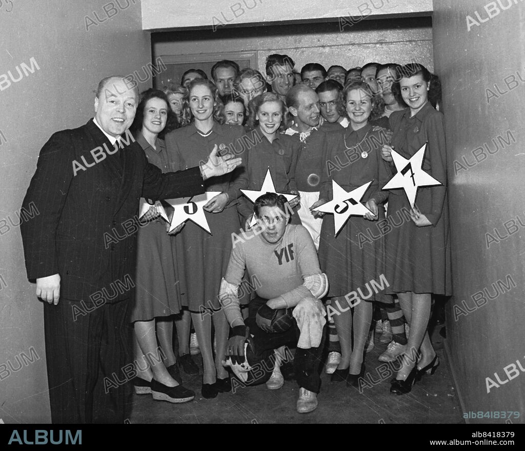 Göteborg december 1946. Göteborgs Lucia krönes. Besök på Mässhallen där handboll pågår. Ystads målvakt Ove Pettersson framför Luciakandidater. *** Local Caption *** GP dec 1946_4058. KAMERAREPORTAGE.