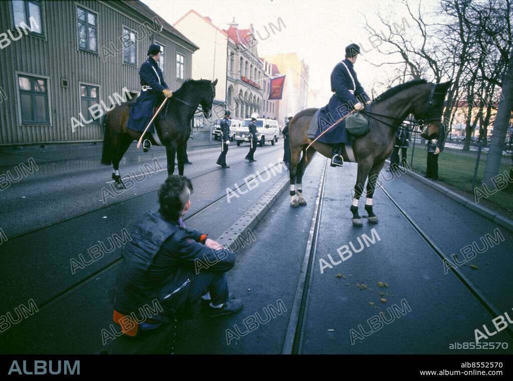Arkivbild 890121. Sprängning av hus i Haga. Södra Allégatan. Demonstration. Punkare. Poliser. Polishästar.. Foto; Peter Claesson GP *** Local Caption *** . KAMERAREPORTAGE.