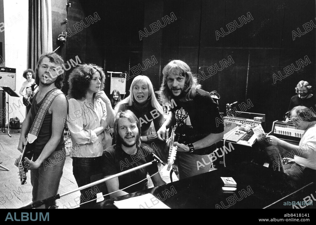Orig caption: ABBA has a "helper" with them as they head off to Copenhagen today to start their long-announced European tour: Boris Lindqvist. Once known as "Rock-Boris", now a member of the Beatmakers the backing band for ABBA at 12 concerts in Germany, Austria and Switzerland. By the way, can you see that the ABBA quartet in the picture weighs 19 kilos less than the last time you saw them? That's right - Bjorn Ulvaeus has lost 11 kilos, and Benny Andersson 8. The girls Agnetha Faltskog and Anni-Frid Lyngstad have maintained the same weight as before.. Photo: Hans Jakobsson / Expressen / TT / code 20.