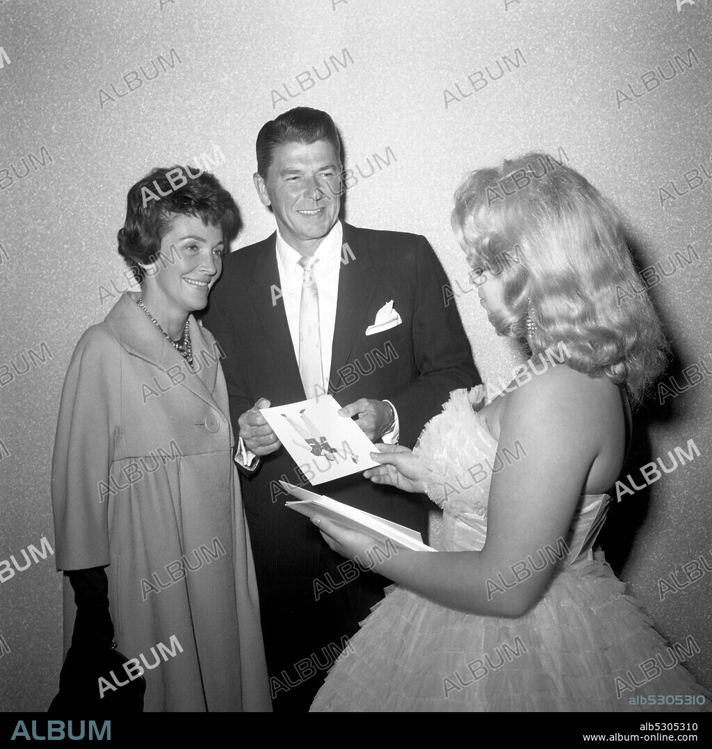NANCY REAGAN et RONALD REAGAN. Circa 1959, Hollywood, California, USA: American actor RONALD REAGAN and wife NANCY attend a performance in Hollywood.