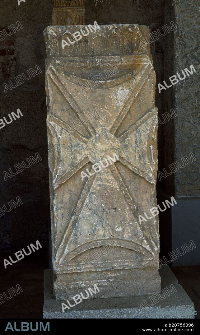 PILAR CON CRUZ PATADA - ESCULTURA VISIGODA - SIGLO VI.