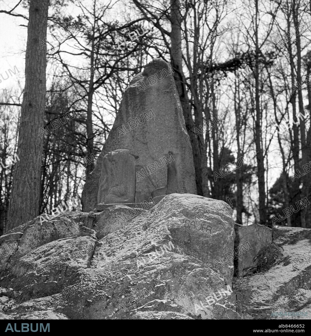 Jönköping 1957-12-02 - Minnessten över konstnär John Bauer som omkom 19 november 1918 i Vättern tillsammans med hela sin familj, när båten Per Brahe förliste *** Local Caption *** GT Låda: Krep 2009-06. Det finns fler bilder från detta reportage i GT-reportagelåda 01. KAMERAREPORTAGE.