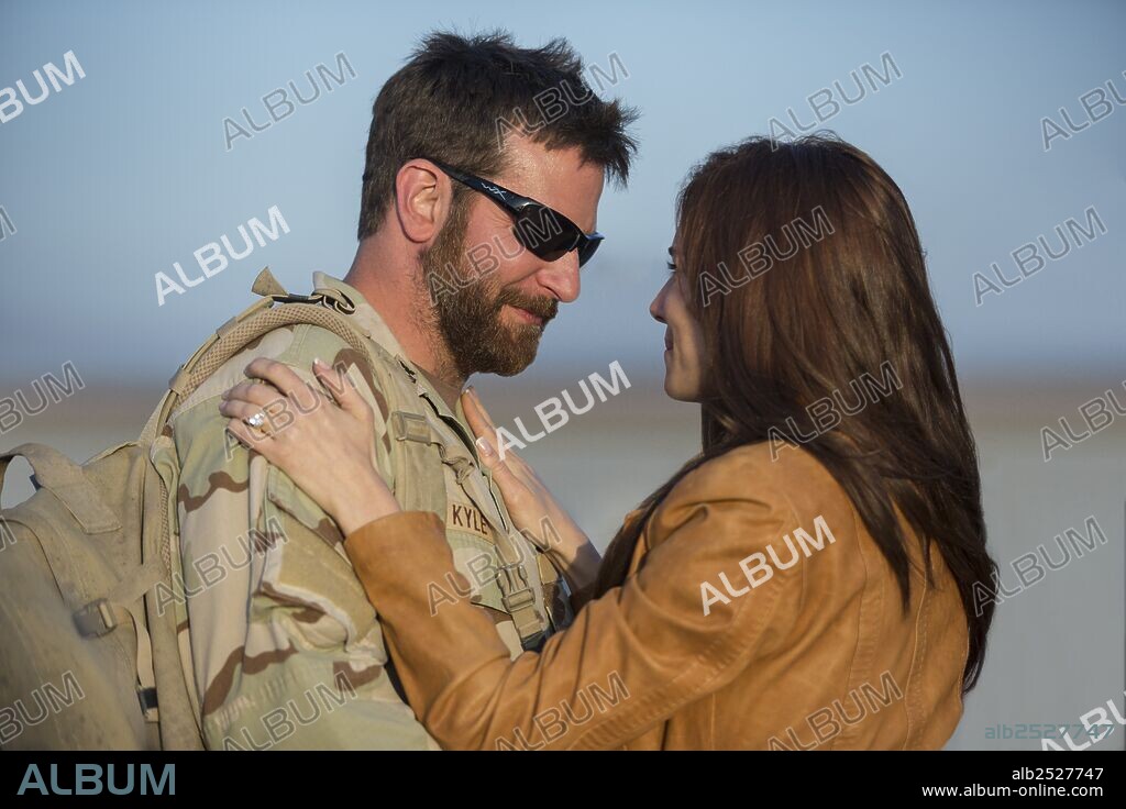 BRADLEY COOPER et SIENNA MILLER dans AMERICAN SNIPER, 2014, réalisé par CLINT EASTWOOD. Copyright WARNER BROS PICTURES.