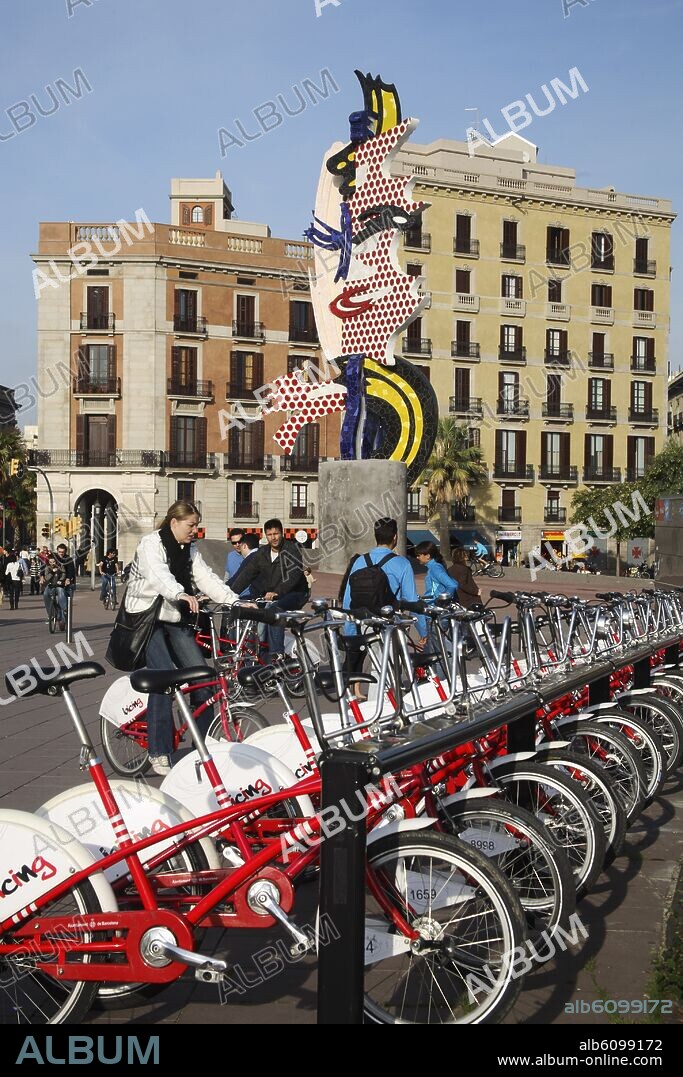 Barcelona; estacion de "bicing"  junto al Port Vell (puerto viejo) y Paseo de Colón; escultura de Roy Lichtenstein.