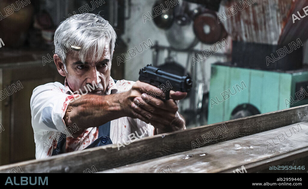 IMANOL ARIAS in ANACLETO: AGENTE SECRETO, 2014, unter der Regie von JAVIER RUIZ CALDERA. Copyright ZETA AUDIOVISUAL.