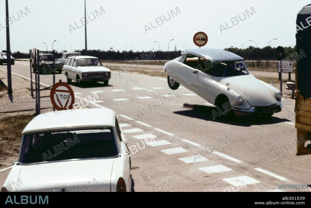 TRAFFIC, 1971 (TRAFIC), directed by JACQUES TATI. Copyright CORONA FILMS.