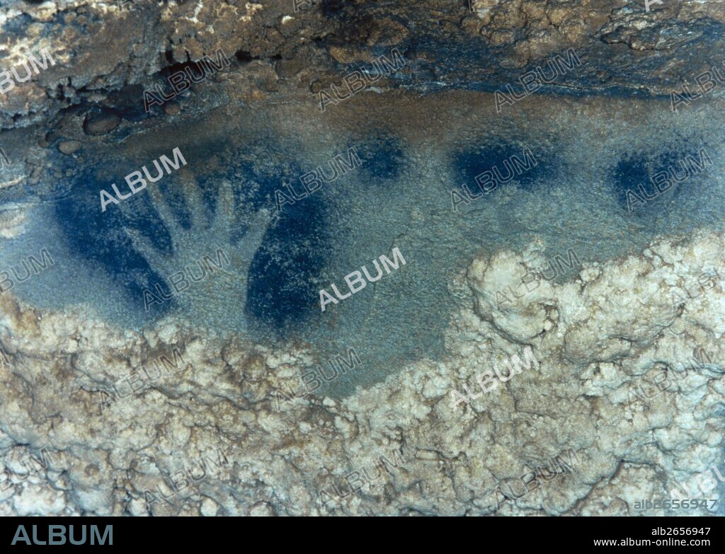 PREHISTORIA. PALEOLITICO. FRANCIA. CUEVA DE PECH MERLE. "FRESCO DE LOS CABALLOS". Detalle de MANOS Y PUNTOS, fechados en el PERIODO MAGDALENIENSE. PALEOLITICO SUPERIOR (35.000-10.000 a.C.). Cabrerets.