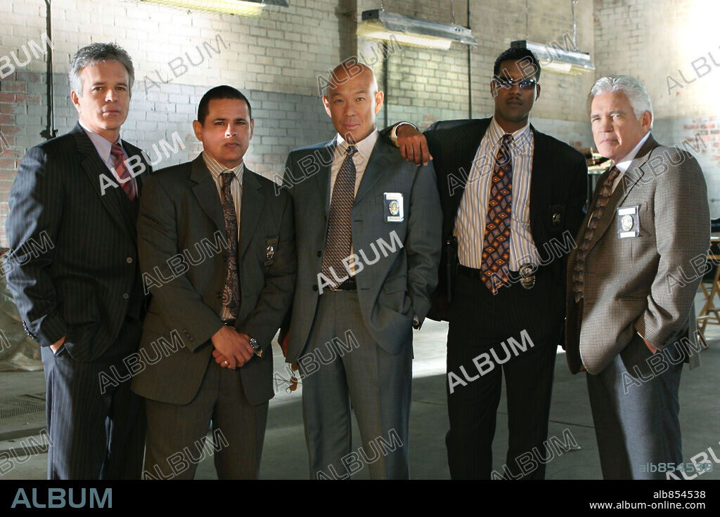 ANTHONY JOHN DENISON, COREY REYNOLDS, G. W. BAILEY, MICHAEL PAUL CHAN and RAYMOND CRUZ in THE CLOSER, 2005 (CLOSER, THE-TV). Copyright WARNER BROS. PICTURES / BAER, CARIN.