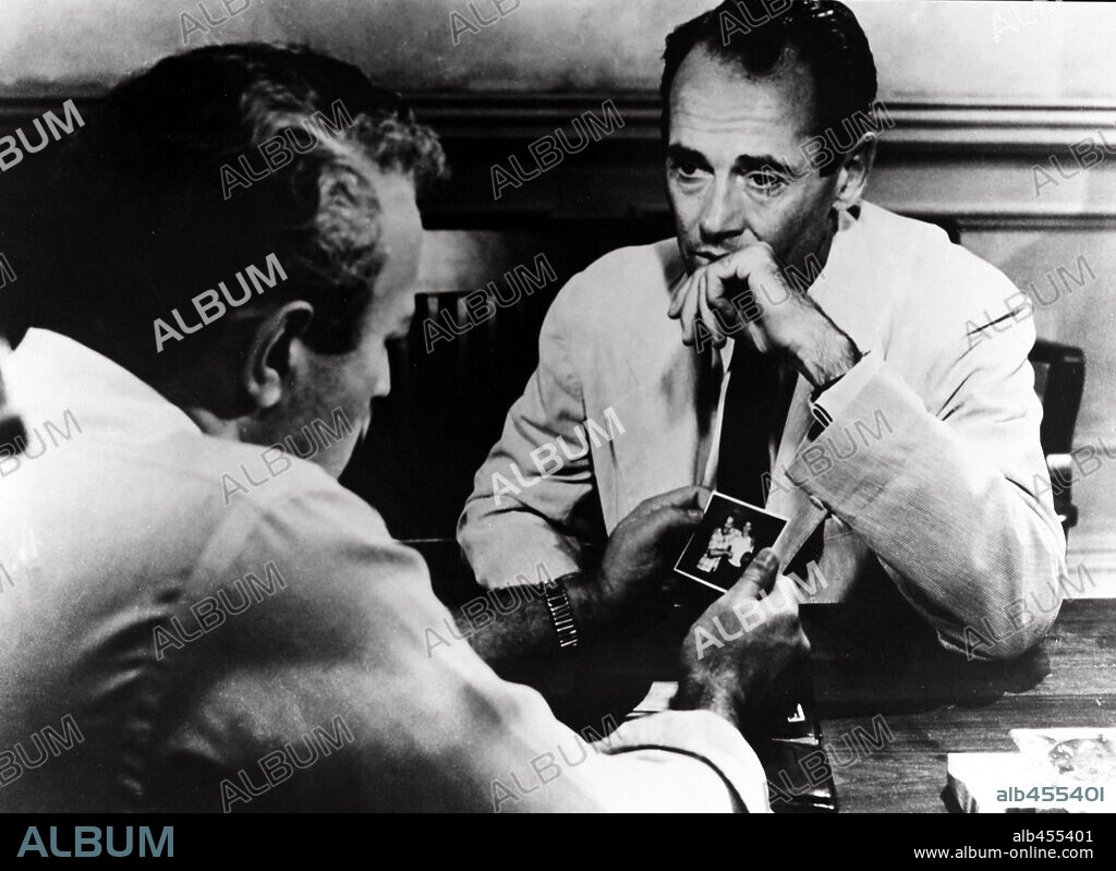 HENRY FONDA and LEE J. COBB in 12 ANGRY MEN, 1957, directed by SIDNEY LUMET. Copyright UNITED ARTISTS.