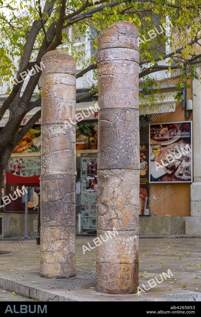 Urbs, Margalida Escalas, 1994, Gres refractario cocido a 1280 grados, con incrustaciones de porcelana blanca y esmaltes de cenizas. , Plaza Marqués del Palmer, Palma, Mallorca, balearic islands, Spain.