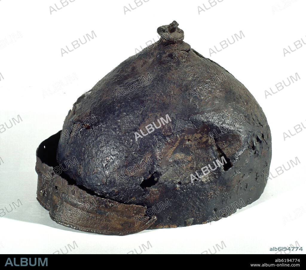 CASCO IBERO HALLADO EN LA NECROPOLIS ILERGETE DE LA PEDRERA (LERIDA).