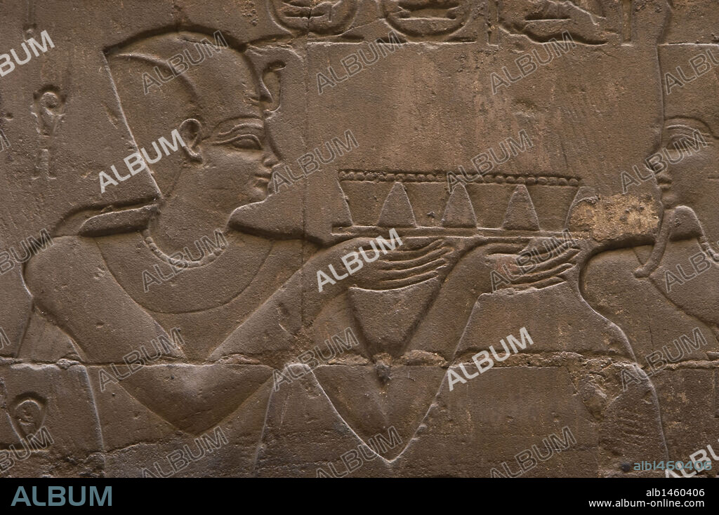 ARTE EGIPCIO. EGIPTO. Relieve con la representación de un faraón con la corona azul "khepresh" realizando ofrendas ante el dios Min. Capilla consagrada a Amón-Min. TEMPLO DE LUXOR. IMPERIO NUEVO.