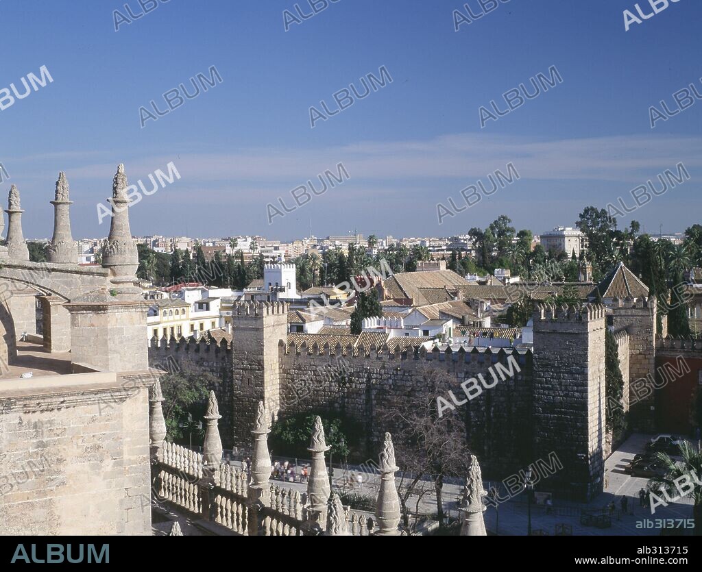 Puerta de los Leones, vista desde la Catedral de Sevilla.