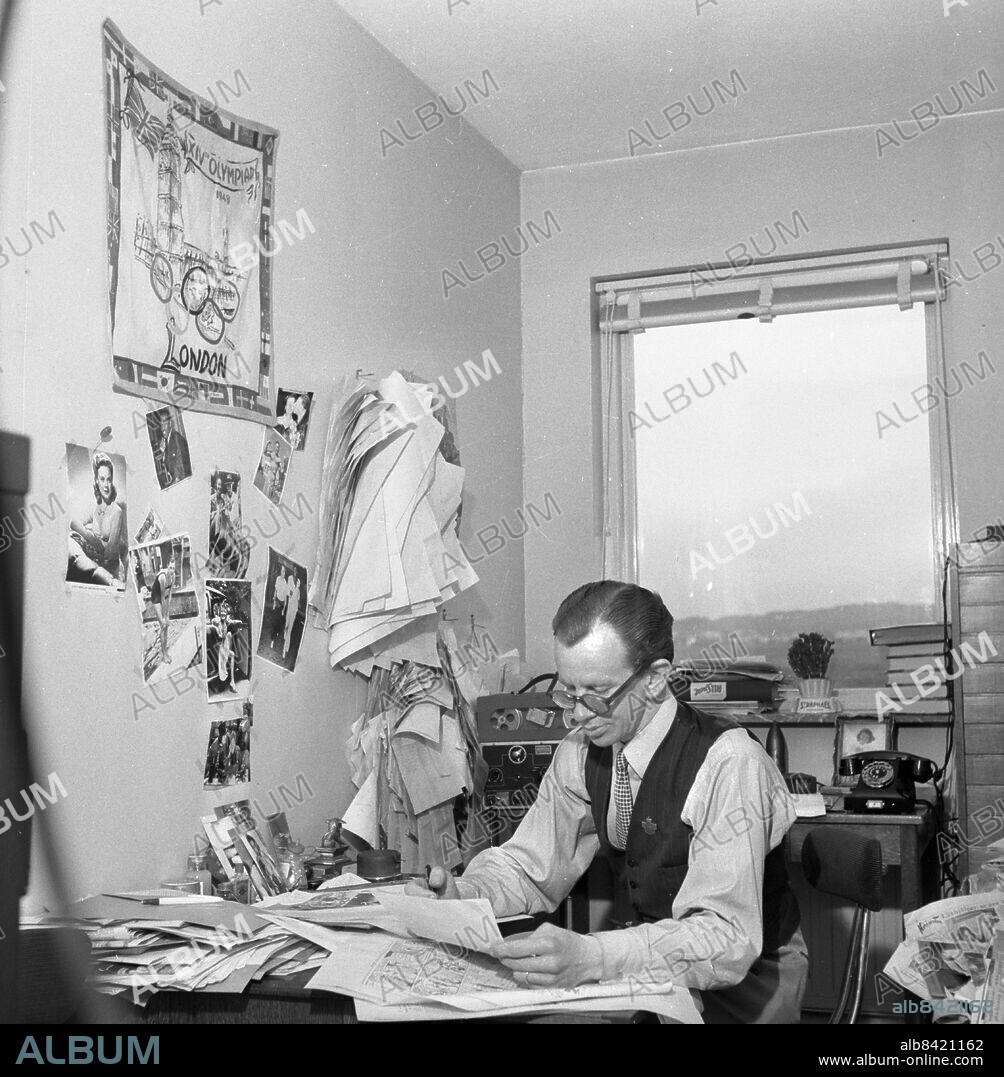 Göteborg maj 1949 - Cirkelförlaget - tryckeri i Göteborg. - Detta är troligen tecknaren Gustaf Strömberg på Rekord-Magasinet - *** Local Caption *** GP maj1949_2765-01. KAMERAREPORTAGE.