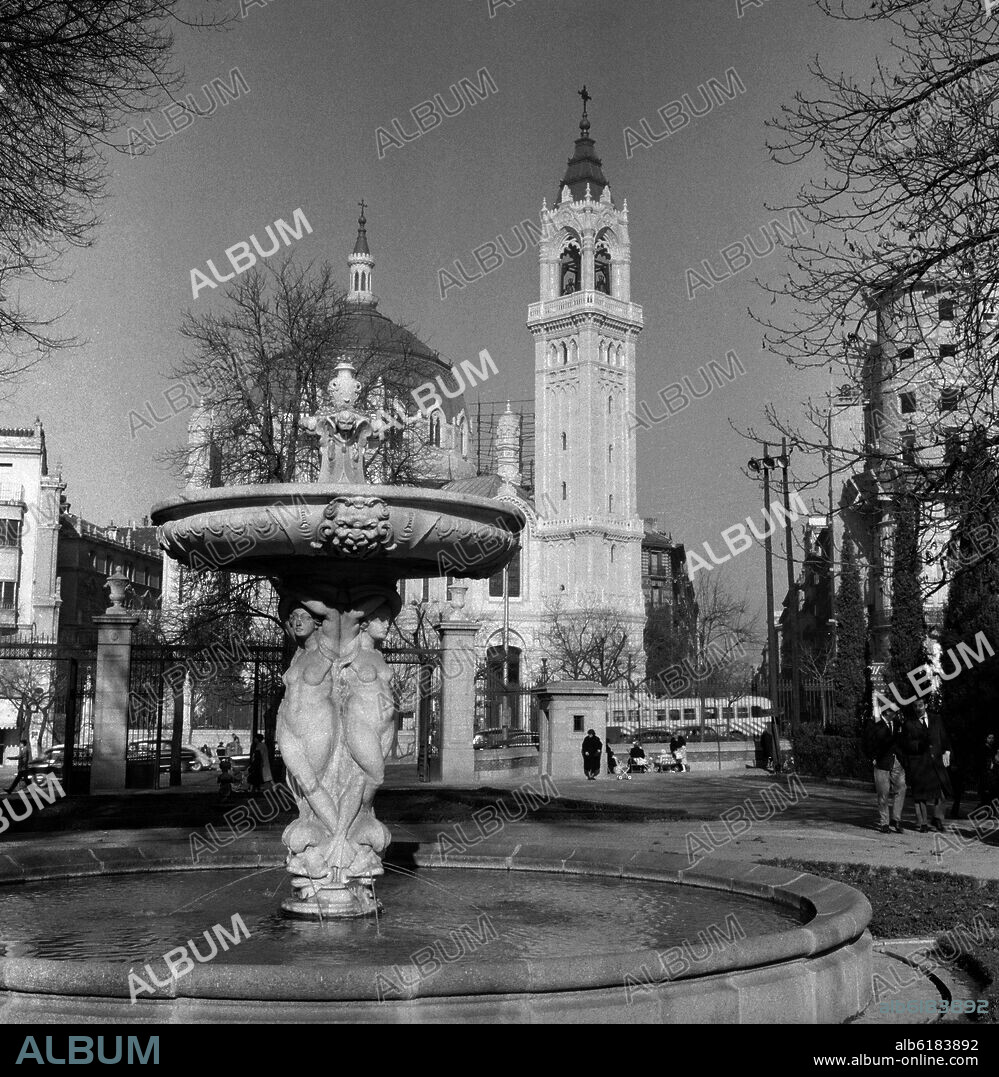 FUENTE DE LA PUERTA DE HERNANI O FUENTE DE LAS TRES GRACIAS - SIGLO XVIII - IGLESIA DE SAN MANUEL Y SAN BENITO AL FONDO - FOTOGRAFIA EN BLANCO Y NEGRO.