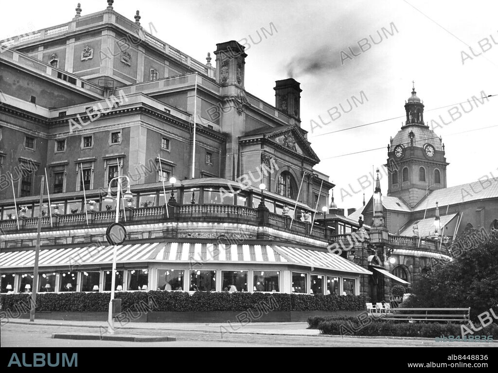 Orig. bildtext... SOMMARSTOCKHOLM Hur skulle gräsänklingen med Köket nerstökat av disk och blott en bit falukorv i isskåpet kunna motstå restaurangens sommarverandor! Anm. Publ. i RiR 31/50 sites: SVERIGE ;STOCKHOLM.