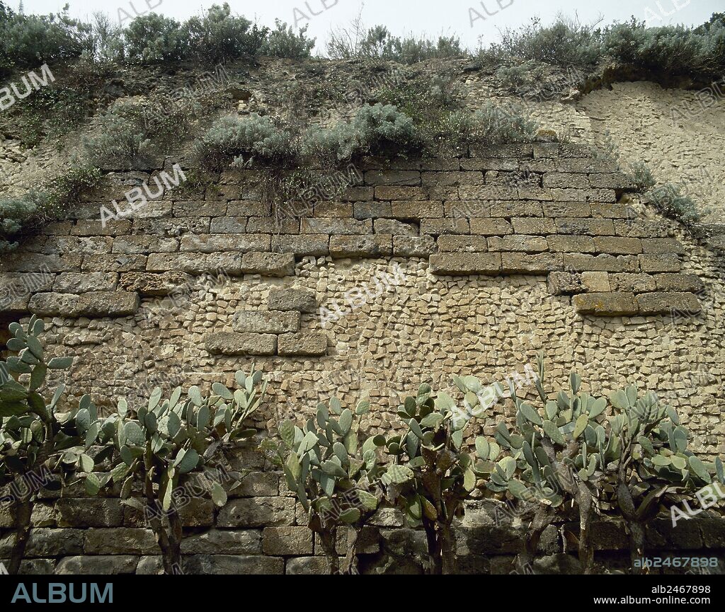 MAGNA GRECIA. RECINTO ARQUEOLOGICO DE CUMAS. Antigua población de la costa occidental de Campania. Construída sobre un promontorio volcánico, fundada por los griegos de Calcis y Eubea. Detalle de uno de los muros de la ciudad. Región de La Campania. ITALIA.