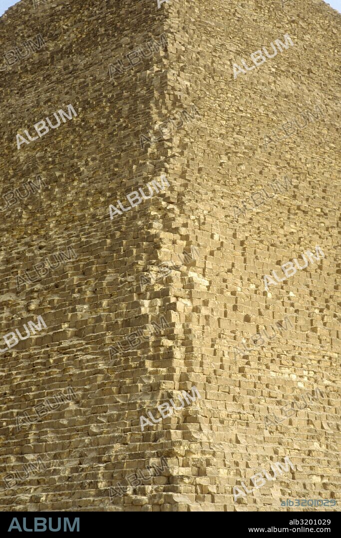 La Pirámide de Keops sirvió como tumba para el faraón Jufu, conocido también por su nombre en griego, Keops, en la dinastía IV.  Guiza, Egipto.