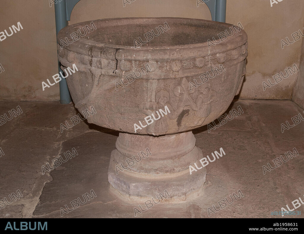 ARTE ROMANICO. ESPAÑA. PILA BAUTISMAL románica. IGLESIA DE SANTA MARIA. VILLACANTID. Cantabria.