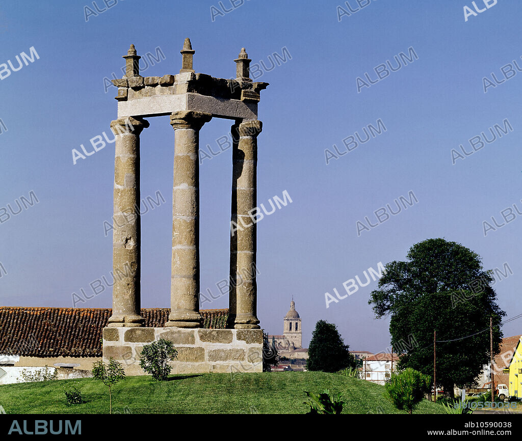 LAS TRES COLUMNAS POSIBLES RESTOS DE TEMPLO ROMANO - FOTO AÑOS 70.