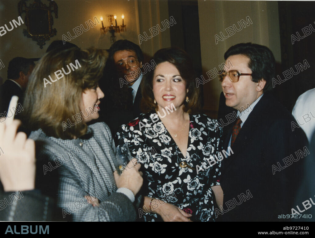 Madrid, 3/12/1989. Delivery of the ABC de Oro to Manuel Martín Ferrand. In the photo, from left to right: Ana Tutor, Marichari González Vegas and Vicente Zabala.