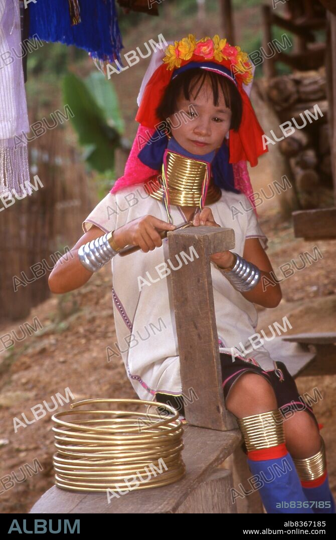 Thailand: Padaung (Long Neck Karen) woman in a village near Mae Hong Son, northern Thailand. The Padaung or Kayan Lahwi or Long Necked Karen are a subgroup of the Kayan, a mix of Lawi, Kayan and several other tribes. Kayan are a subgroup of the Red Karen (Karenni) people, a Tibeto-Burman ethnic minority of Burma (Myanmar).