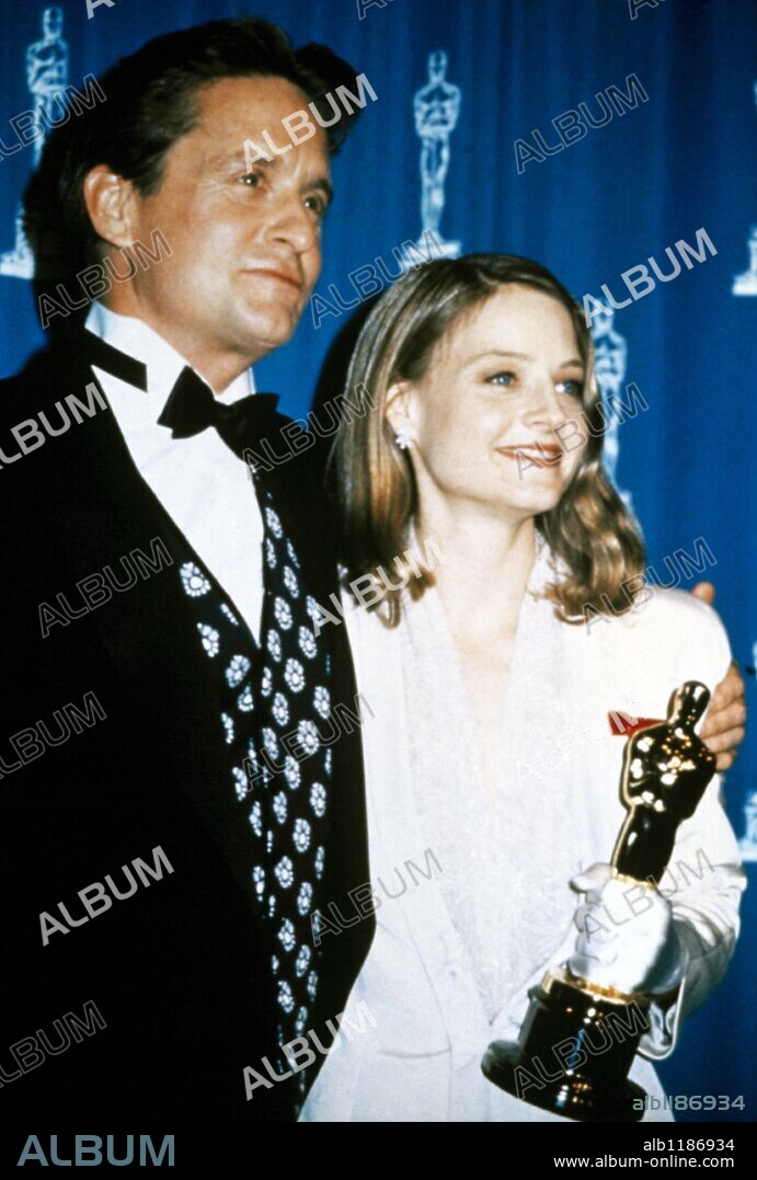 JODIE FOSTER y MICHAEL DOUGLAS. 64ª Edición de los Premios Oscar / 1992. 
Jodie Foster, mejor actriz por la película 'El silencio de los corderos', con el actor Michael Douglas. 1992