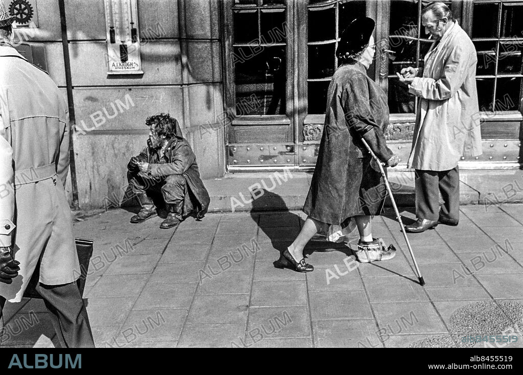 NORGE OSLO 1973-04-16.. Reportage inför DET JÄSER I NORGE. TV-program.. Sänt första gången 1973-05-12.. Här ses några människor på en gata i Oslo, bl. a. en kvinna med kryckor som har två olika sorters skor.. Foto: Ulf Stråhle / RiR / SVT / Kod: 5600. Reportage publ. i RiR 20/73 sid. 8-10, 50.. RiR 20843 sv/v neg.