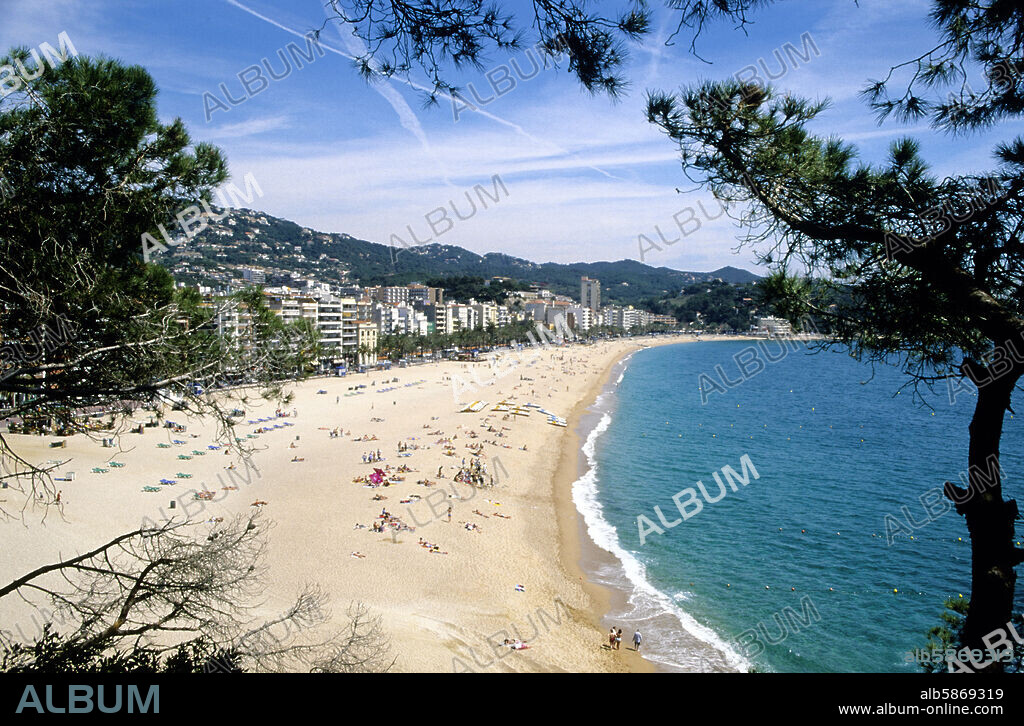 Lloret de Mar; playa / platja de Lloret y monumento a la mujer / dona marinera.