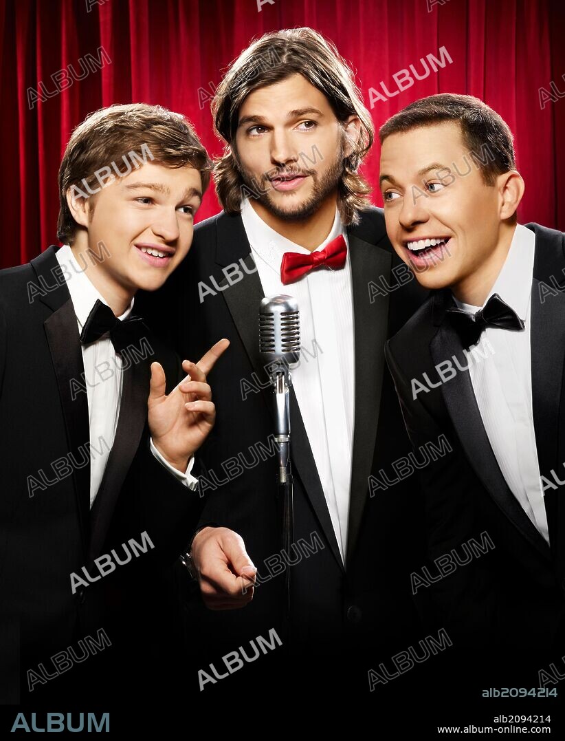 ANGUS T. JONES, ASHTON KUTCHER et JON CRYER dans TWO AND A HALF MEN, 2003, réalisé par CHUCK LORRE et LEE ARONSOHN. Copyright CHUCK LORRE PRODUCT./WOLF FILMS/WARNERBROS TELEVISION.