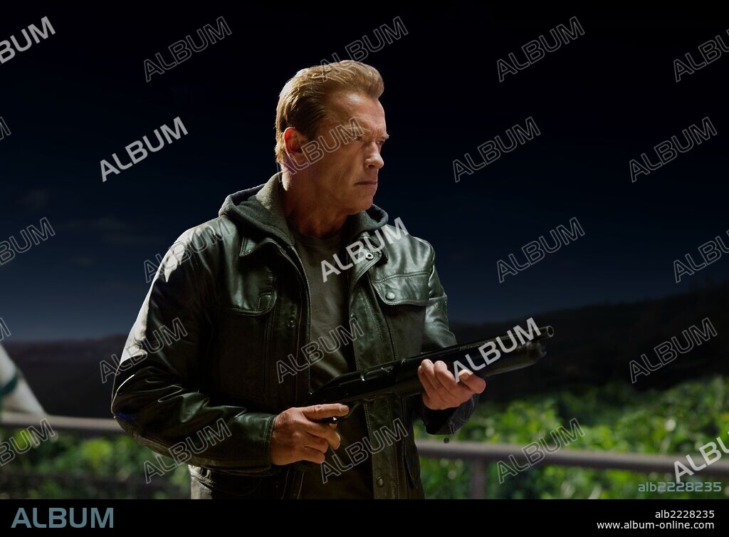 ARNOLD SCHWARZENEGGER y PETER O'TOOLE en TERMINATOR GENESIS, 2015 (TERMINATOR GENISYS), dirigida por ALAN TAYLOR. Copyright PARAMOUNT PICTURES.