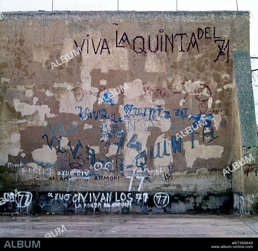 PINTADAS EN LA PARED DE UN FRONTON.