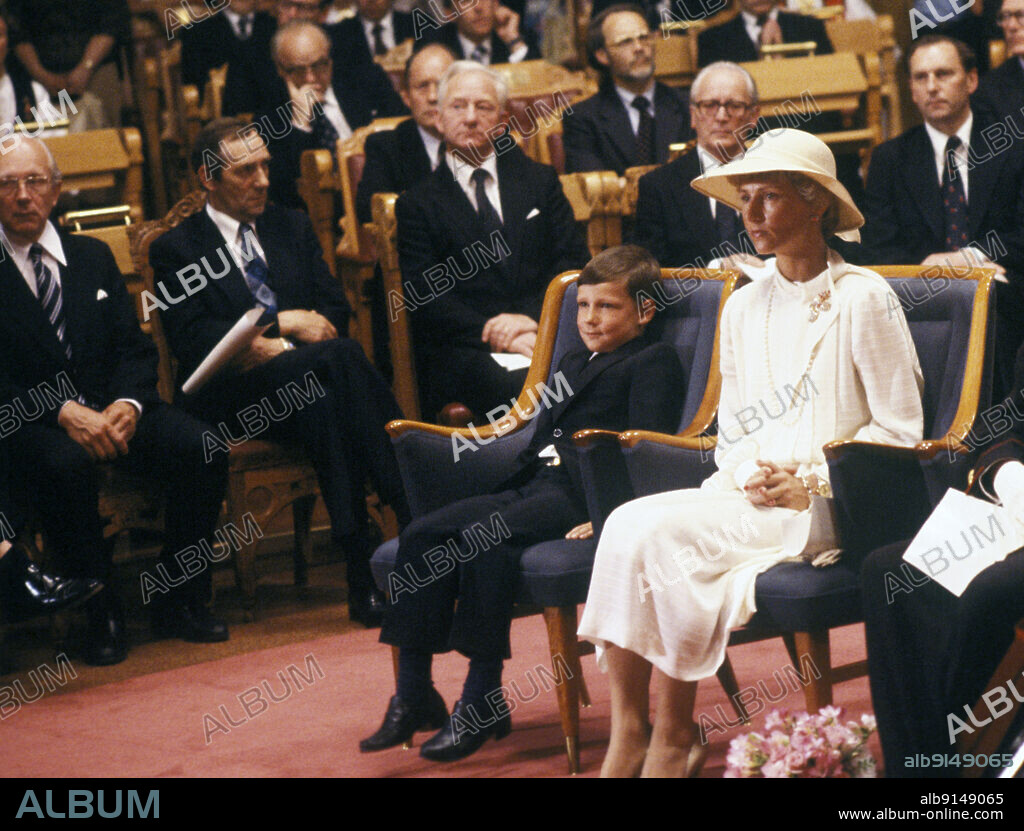 Oslo 1980-06-07. The Storting's celebration of the 75th anniversary of the Union resolution. Three generations of the royal family were present during the celebration. Prince Haakon Magnus (6) was on his first reprention and for the first time in the Storting. Here with her mother Crown Princess Sonja in white dress and hat. In the first row on the left politicians Per Kleppe, Eivind Bolle and Rolf Hansen. Photo: Erik Thorberg NTB / NTB.