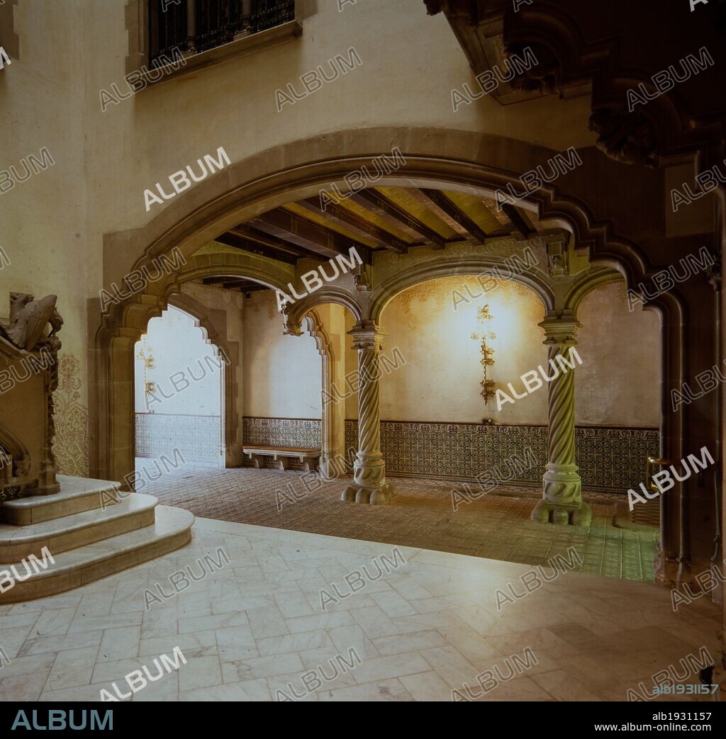 Josep Puig i Cadafalch / Patio interior de la Casa Amatller, 1898-1900, Barcelona, Barcelona, Cataluña, España.