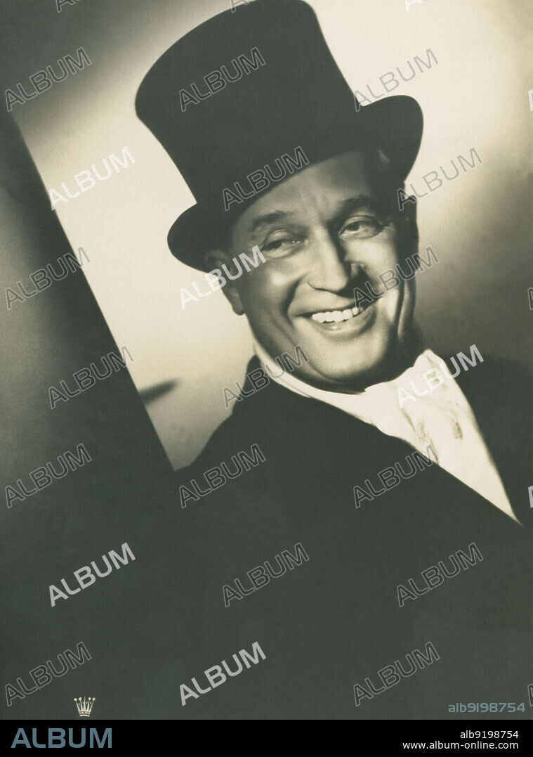 Maurice Chevalier (1888-1972), cantante y actor de cine francés.