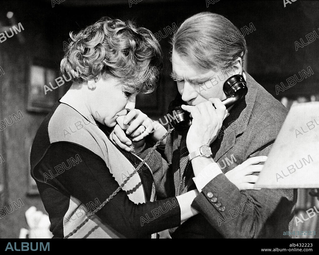 LAURENCE OLIVIER and SIMONE SIGNORET in TERM OF TRIAL, 1962, directed by PETER GLENVILLE. Copyright ROMULUS/WARNER BROS.