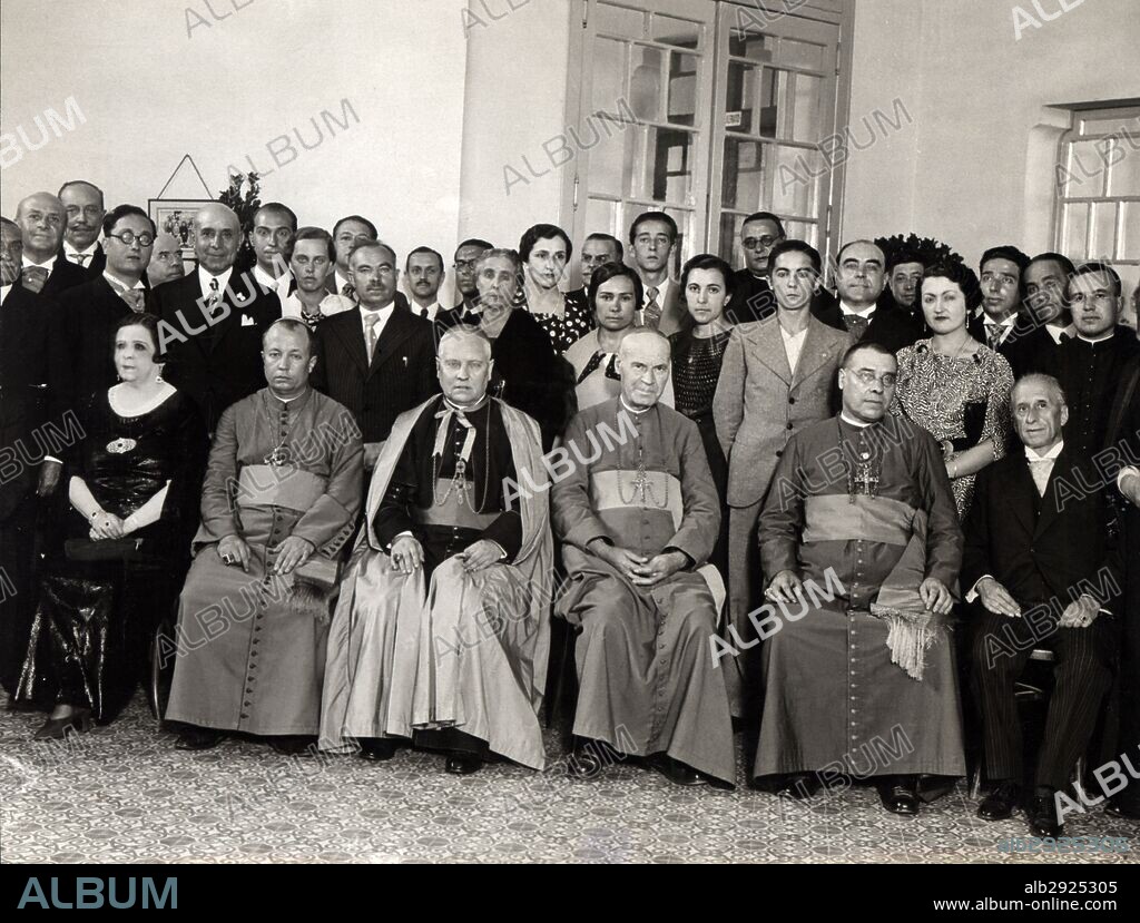 España. Consagración del obispo Leoncio Fernández Galilea (1892-1957), vicario de Fernando Poo, junto a los obispos de Lleida y Solsona y resto de invitados. Septiembre de 1935.