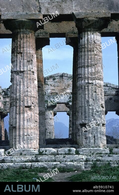 Paestum, Poseidon-Tempel (Neptun-Tempel, möglicherweise ein Hera-Tempel, erbaut Mitte 5. Jh. v. Chr.), Westfront, Säulen. Golf von Salerno (Italien, Kampanien). Paestum, Kampanien, Italien.