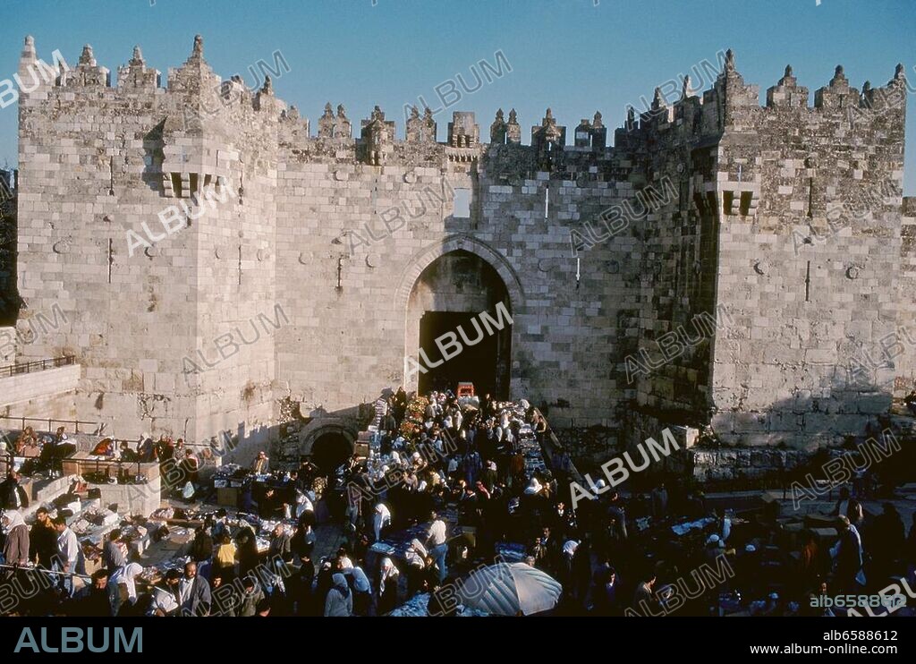Jerusalem / Jeruschalajim (Israel), Altstadt, Damaskustor / Sha'ar Shekhem ( Nordtor; Teil der 1532-39 unter Süleyman I. auf römischen und byzantinischen Fundamenten erbauten Stadtbefestigung). /-Ansicht von Nordwesten (Feldseite).-/ Foto, 2000.