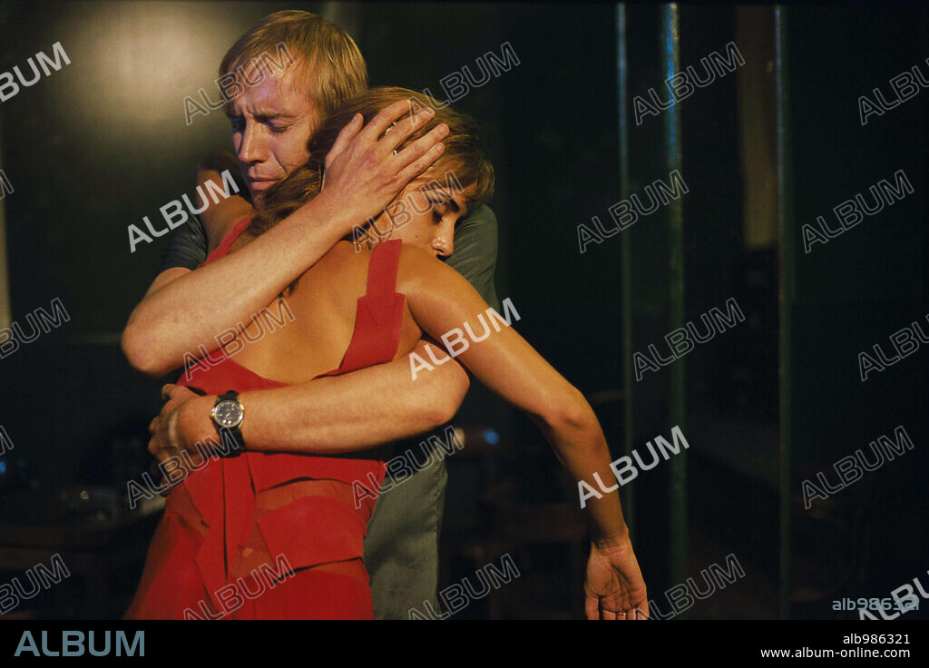 PENELOPE CRUZ and RHYS IFANS in CHROMOPHOBIA, 2005, directed by MARTHA FIENNES. Copyright ISLE OF MAN FILM COMMISSION/QUINTA COMMUNICATIONS/ROTHOLZ PI.