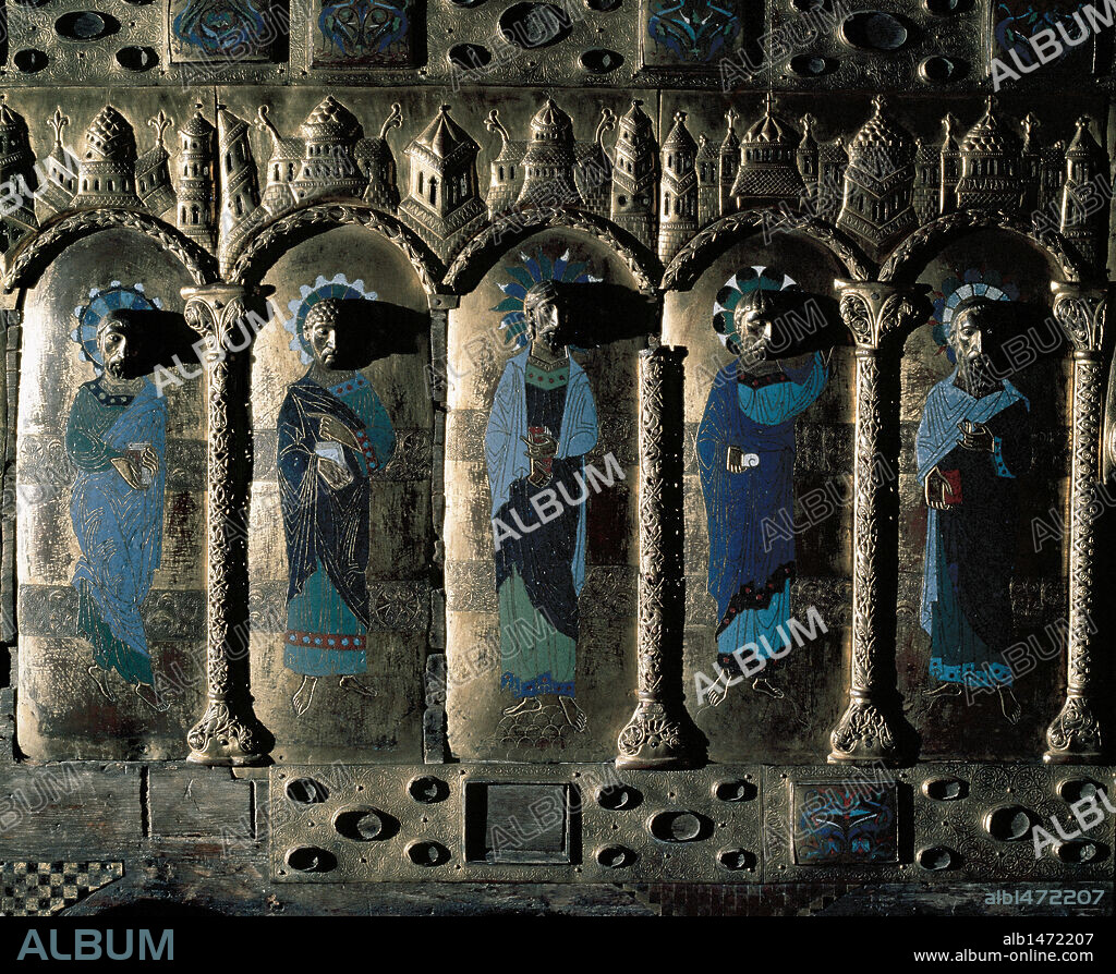 ARTE ROMANICO. ESPAÑA. FRONTAL DE SANTO DOMINGO DE SILOS. Detalle del frontal de altar realizado en cobre. Santo Domingo de Silos. Provincia de Burgos. Castilla-León.