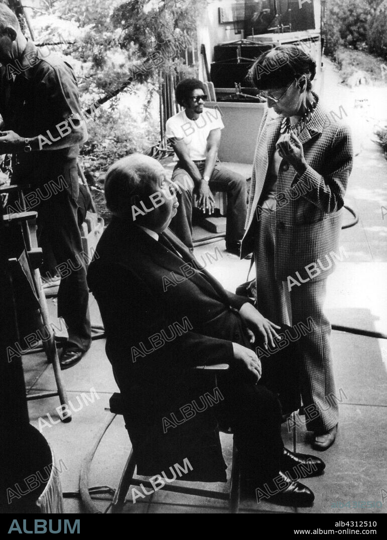 ALFRED HITCHCOCK and EDITH HEAD in FAMILY PLOT, 1976, directed by ALFRED HITCHCOCK. Copyright UNIVERSAL PICTURES.