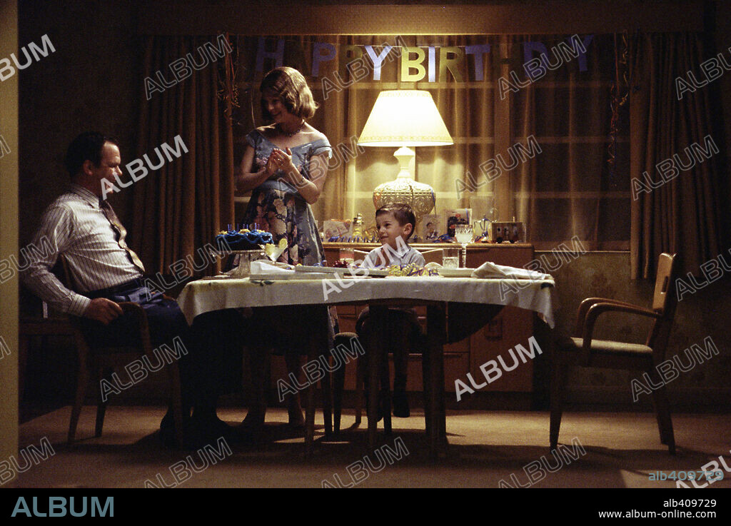 JULIANNE MOORE, JOHN C REILLY and JACK ROVELLO. JACK ROVELLO, JOHN C. REILLY and JULIANNE MOORE in THE HOURS, 2002, directed by STEPHEN DALDRY. Copyright PARAMOUNT PICTURES.